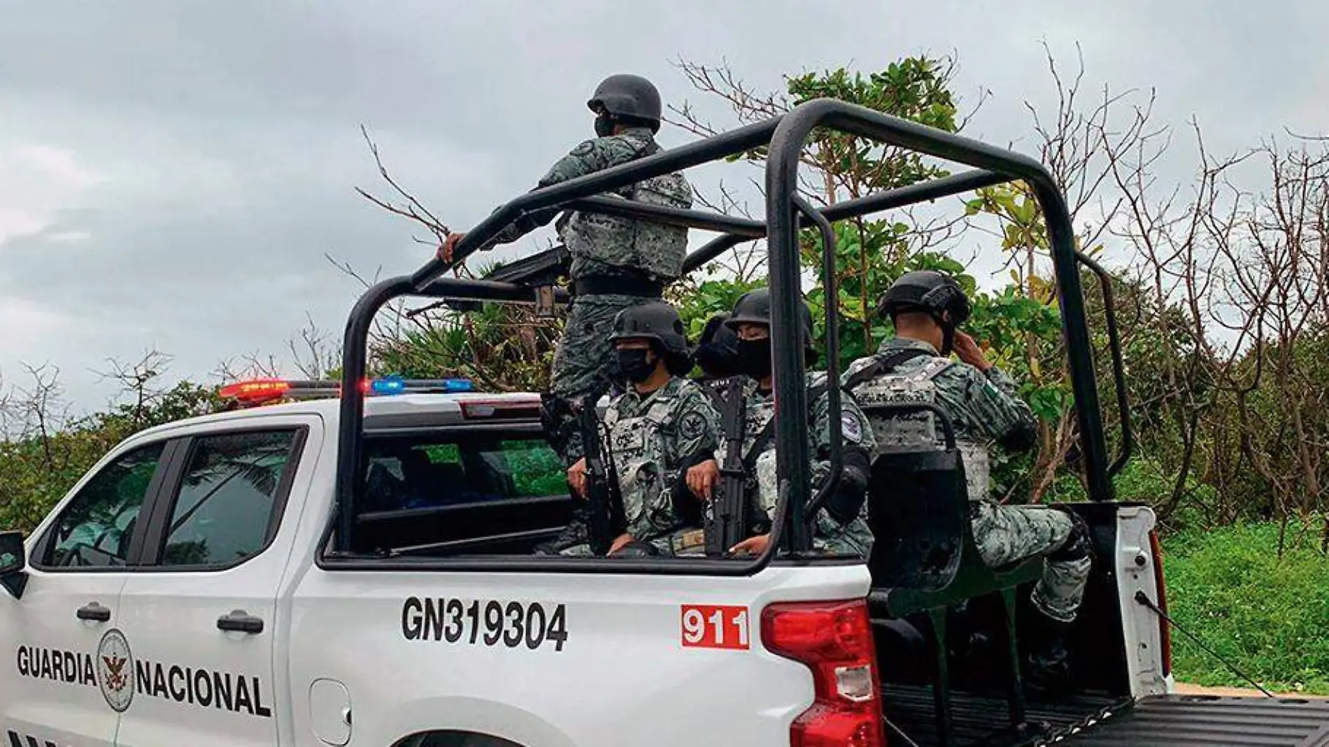 Elementos de la Guardia Nacional en camioneta patrulla